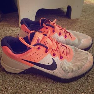 EUC Nike Women’s Metcon - Size 8 - 👟💜🧡